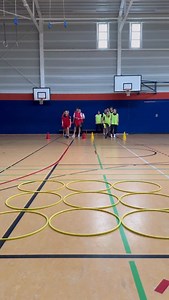 Tic Tac Toe im Sportunterricht 🔥 Heute haben wir mal einen schönen Klassiker für euch: Ein Spiel, das Schnelligkeit, Teamwork und Köpfchen verbindet. 🧠🏃‍♀️Welches Team hat zuerst drei in einer Reihe? 🚀 Music: RocknStock #sportunterricht #sportlehrerin #sportindergrundschule #sportunterrichtindergrundschule #instalehrerzimmer | vlamingo.de
