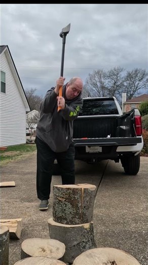 Fiskars® Pro IsoCore™ Wood Splitting Maul (8lb, 36") #youtubeshorts #shorts