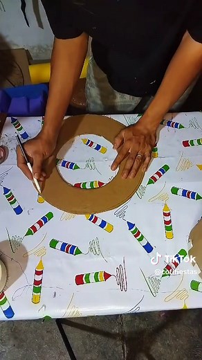 Creaciones de Sombreros Locos: Manualidades para Niños