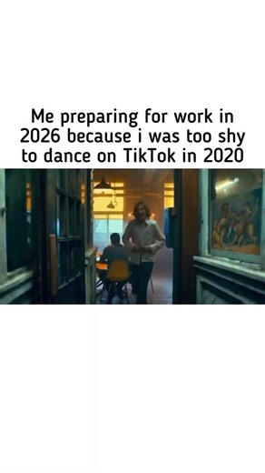 @wrappedmemez on Instagram: "日本利用压电瓷砖将脚步转化为电能。这些瓷砖捕捉来自你脚步的动能。当你行走时，你的重量和动作会对瓷砖产生压力。瓷砖会轻微弯曲，从而产生机械应力。瓷砖内部的压电材料将这种应力转化为电能。每一步都会产生少量电荷，而数百万步结合在一起就能产生足够的电力来驱动 LED 灯、数字显示屏和传感器。在像涩谷车站这样繁忙的地方，每天大约有240万个脚步为这一系统作出贡献。这些电能可以被储存或立即使用，从而减少对传统电力来源的依赖，并支持可持续的城市基础设施。这种方法将日常运动转化为实用的可再生能源。"