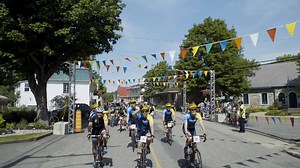 45K views · 877 reactions | Revivez la 6e édition de La Boucle en images. Un parcours parcours mémorable avec des défis pour les cyclistes qui ont su braver la chaleur. Bravo aux 6 000 cyclistes! | Le Grand défi Pierre Lavoie | Facebook