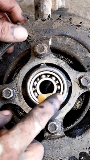 how to clean bearings remove rust bearings gress #automobile #mechanic #ytshorts #yt