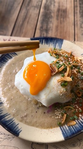 Keen on Instagram: "This Vietnamese Loco Moco is my new favorite thing. #vietnamfood #foodinvietnam #vietnamesefood #hochiminhcity #foodreview"