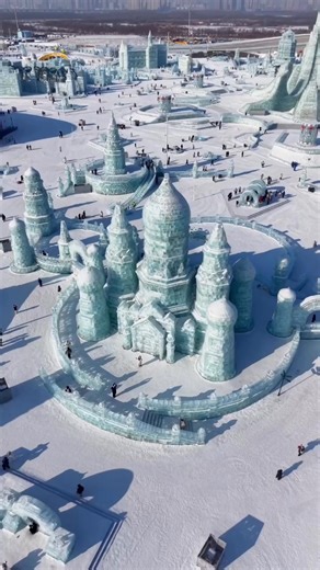 It’s called the Harbin Snow & Ice Festival in China 🇨🇳 where thousands of massive ice castles, sculptures, and glowing night displays built entirely from ice 🧊🏰 Harbin genuinely looks like a frozen city from another planet 🤯 Here are all the deets you need to know! 👇🏼 🗓 Expected dates The park usually begins opening between Dec 20–25, 2025 🎆 Official opening ceremony: Jan 5, 2026 ✨ Ice sculptures and light displays typically run through late February 2026 ❄️ When to visit? 🎄 Around Chr