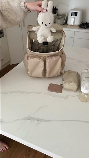 Beige Lovers Unite! OiOi Diaper Bag Review | 8 Smart Pockets & 20L Hands-Free Style