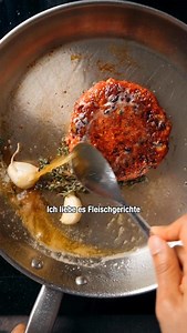 Steak Haché 🥩🌿 vegan interpretiert 🍽️Portionen: 2 | 🔥Schwierigkeitsgrad: einfach 📄ZUTATEN Kidneybohnen-Hacksteaks: 220 g Kidneybohnen (gekocht, abgetropft und trockengetupft) 50 g fester Tofu (trocken getupft) 1 EL Tomatenmark 1 EL Sojasauce 1 EL Rote Bete Saft 100 g Haferflocken, gemahlen (evtl. mehr) 1 TL Senf 1 EL Leinsamen 3 EL Wasser ½ TL geräuchertes Paprikapulver Salz und Pfeffer nach Geschmack 1 EL Öl 1 EL vegane Butter 2 Knoblauchzehen 1 Zweig Thymian Pfeffersoße: 1 EL grüne Pfeffe