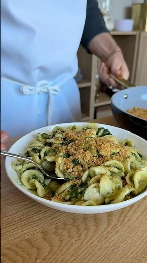 A Real Taste of Puglia: Orecchiette e Cime di Rapa🥦🇮🇹 #pasta #italianfood #shorts