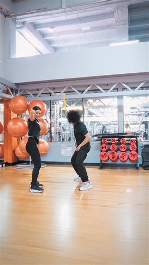 Entrenar en grupo es más que moverse: es liberar tensiones, recargar energía y conectarte con el ritmo de tu cuerpo 🧡 Las clases grupales de Bodytech son ese espacio donde el entrenamiento se vuelve experiencia 💪🎶📌 Elige tu favorita y ven a entrenar con nosotros hoy. ¡No necesitas esperar al fin de semana! #ClasesGrupales #BodytechColombia #MovimientoConPropósito #EntrenaDiferente | BODYTECH