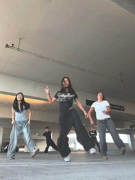this dance is ferkin ezz 😛 (dc: me) #lexy #dancetrend #friends