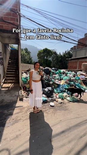 Fotogracria on Instagram: "Por que a Rocinha tem tanto lixo? Uma favela que tem quase 300k moradores - inclusive dados do pac de 2010 já mostravam 105 mil moradores- produzindo lixo Mas as políticas públicas voltadas apenas para 70 mil moradores (segundo dados do ibge 2022 - os moradores discordam dessa estimativa). Poucas lixeiras pequenas ao longo da favela, o morador que não tem acesso a conscientização sobre o lixo e joga no chão, na mata. A associação, o jornal fala roça, lideranças locais