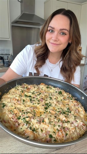 My Top Viral Recipes of 2025 . 3.3 million - Creamy Chicken & Bacon Rice . ⬇️ Recipe below ⬇️ . For more quick, cosy dinners like this, my brand new cookbook 15 Minute One Pot is available to pre-order now 💛 . You won’t pay anything until release day (26th Feb 2026), and you’ll always get the lowest price it drops to before it lands on your doorstep! . Pre-order via the link in my bio or comment ‘BOOK’ below and I’ll send it straight to your DMs 💛 . Recipe serves 4 . Ingredients Spray oil 500g