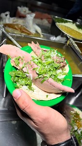 Tacos de Lengua GIGANTES en Guadalajara de Tacos Luis! Un descomunal taco de lengua donde la tortilla esta de decoración. Famosos por tener hacer de una lengua entre 4 y 5 tacos. Las salsas son exquisitas y pese a ser famosos por la lengua, el taco de labio en trozo es otra joya del lugar que no tienen que dejar de probar. 💵85 pesos un taco del cual salen 4 más, es decir 21 pesos el taco, los pagarías? 📍C. Federico E. Ibarra 1077, Santa Monica, 44220 Guadalajara, Jal. 🕣 Lun - Sáb 19:00 - 23:3