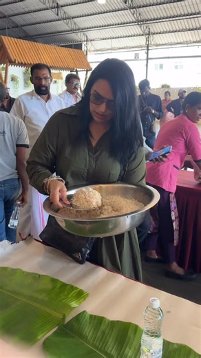 FOCUS MEDIA 🔵 on Instagram: "മോനേ ഇല അങ്ങനെ അല്ല ഇടുന്നത്; തിരിച്ചു ഇല വെച്ചപ്പോൾ ശ്വേത മേനോൻ ചെയ്തത് കണ്ടോ? swetha menon #swethamenon #actresses"