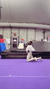 Merry Christmas, glitch grinches 🎄✨ When the body tells ancient stories, sometimes they end in silence. Sometimes they end in laughter 😄 #contortion #merrychristmaseveryone #enjoy | Eddie Flexible