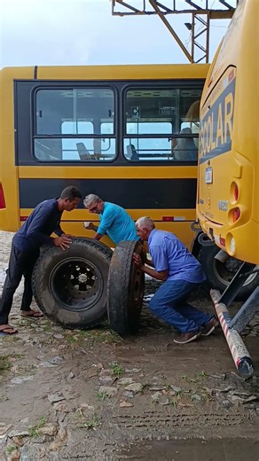 A trick on how to put a bus tire on top of a Hilux in a different way! #bus #tire #tips