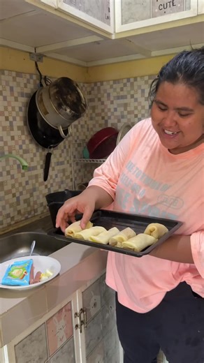 baru pertama kali masak risol mayo senang kali hasilnya enak kayak yang di jual jual sedap kali iikkhh