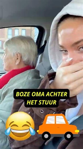 Oma flipt in het verkeer 🏎️ 🤣