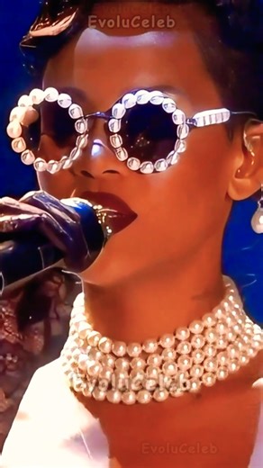 Rihanna – “Diamonds” 💎 | The Most Powerful Live Performance Ever #Shorts