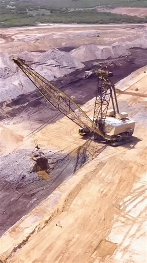 Discover the Powerful Cat 8200 Dragline Machine