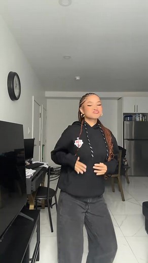 #people : Notre Eden hors terrain ! Eden OUEDRAOGO, notre internationale chez les Étalons dames et évoluant au Canada. Eden en mode démo de Chily . Ps : Je n'ai aucun droit sur la musique. A vous l'antenne #PremierLeague | Lassina Sawadogo Officiel