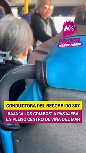1.4M views · 16K reactions | Hace unos días, una pasajera y la conductora de un microbús del recorrido 307 (Peñablanca – Concón) protagonizaron una violenta pelea en pleno centro de Viña del Mar. Según testigos, la discusión comenzó porque la conductora no se detuvo donde la usuaria quería descender (lugar no autorizado), lo que derivó en golpes y empujones. Otros pasajeros grabaron la escena. Video Tiktok: Chicatrujilla | El marga.cl | Facebook
