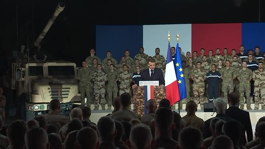 EN DIRECT | Discours du Président Emmanuel Macron devant les troupes françaises engagées aux Emirats arabes unis. | Élysée – Présidence de la République française
