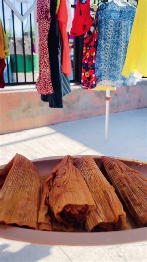 Vendiendo y tragando 😂🤣😋tamalitos#ropa #comida #tamales#shorts#tianguis