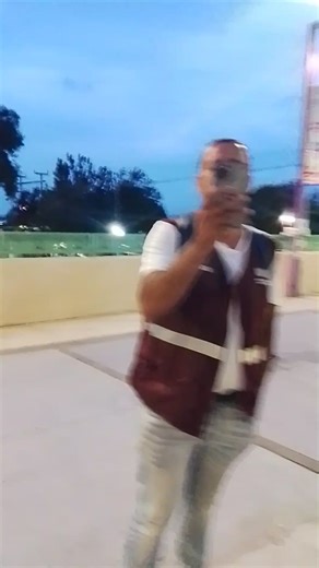 Cuervos de la Nación amedrentando al vendedor de nopales en Estadio Banorte