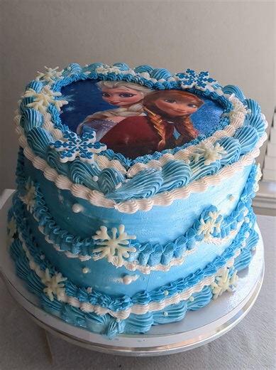 Delicious Frozen Cake Inspired by Elsa & Ana