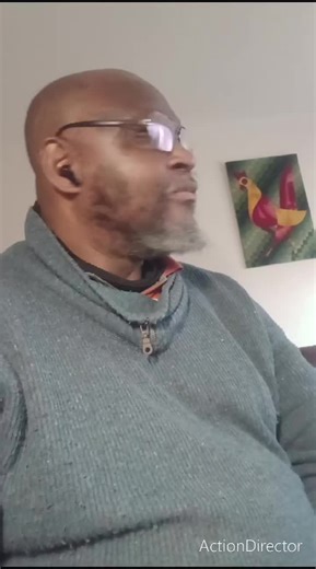 L'espèce parasite ne construit pas de nid, ne couve pas ses œufs et ne nourrit pas ses jeunes. Elle délègue toutes ces tâches coûteuses en énergie à une autre espèce La femelle coucou observe attentivement les nids d'autres oiseaux (comme les fauvettes ou les rouges-gorges). Lorsque les parents hôtes s'absentent, elle retire rapidement un de leurs œufs et pond le sien à la place L'Éclosion : L'œuf du coucou éclôt généralement plus rapidement que ceux de l'hôte. L'Acte