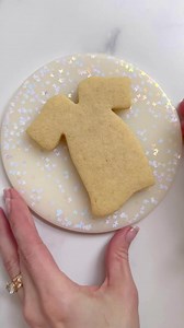 Graduation gown cookie 🎓 follow for more cookie decorating content! #graduationcookies #edibleart #royalicingcookies #customcookies #decoratedcookies #cookiedecorating | Butterfly Bakes ATL