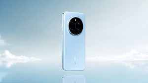 Three shades of perfection, one iconic design. The #HONORMagic7Pro is available in 3 stunning colors 🤍Lunar Shadow Grey 💙Breeze Blue 🖤Classic Black Which color catches your eyes? Learn more: https://bit.ly/magic7pro-fb *Terms & conditions apply. #HONOR #HONORMalaysia #HONORMagic7ProMY | HONOR Malaysia