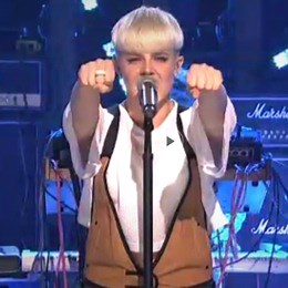 Video: Robyn hits Saturday Night Live