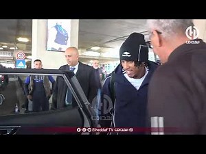 شـــاهد.. الأسمراني هشام بوداوي يلتقط صورا تذكارية مع أنصار الخضر بعد وصوله إلى الجزائر