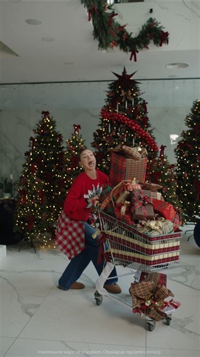 Klaudia Halejcio on Instagram: "Grudzień ma swój własny dźwięk. Ktoś pakuje prezenty, ktoś płaci kartą, ktoś mówi „jeszcze tylko to jedno”. Trochę chaosu, trochę przyjemności, trochę wydatków, które znikają szybciej, niż się pojawiły. I gdzieś między tym wszystkim można się na chwilę zatrzymać i pomyśleć: „Okej, skoro i tak wydaję, to czy da się robić to trochę bardziej świadomie?” Jednym z ciekawszych rozwiązań, na jakie ostatnio trafiłam, jest @traderepublic. To aplikacja, która łączy codzienn