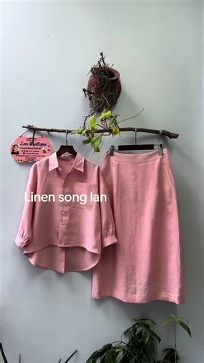 #CapCut ✅✅Sét bộ mới ra lò • 100% linen tự nhiên, thoáng mát, thấm hút mồ hôi, bền đẹp. • Phong cách tối giản – vintage – natural, hợp cho cả đi chơi, cà phê, picnic hay đi biển. • Khi phối cùng nón cói và túi cói sẽ tạo set hoàn chỉnh, đậm chất hè. • Phía sau có nút cài xinh xắn #linenclothing #linensonglan #ĐịaChỉCửaHàng #like