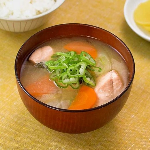 ホッとする味わい♪ 鮭のあら汁のレシピ動画・作り方 | デリッシュキッチン