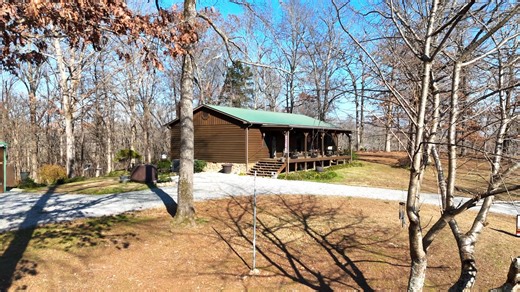 𝐖𝐚𝐭𝐜𝐡 𝐭𝐡𝐢𝐬 𝐭𝐨𝐮𝐫 𝐚𝐧𝐝 𝐭𝐫𝐲 𝐧𝐨𝐭 𝐭𝐨 𝐩𝐢𝐜𝐭𝐮𝐫𝐞 𝐲𝐨𝐮𝐫𝐬𝐞𝐥𝐟 𝐡𝐞𝐫𝐞. Go ahead. I'll wait. You saw the shop in the first post. Now watch what happens when you walk through the cabin, step onto that porch, and realize Paris Landing is 90 seconds down the road. This is what $399,900 gets you on Kentucky Lake: A place where your boat's always ready. Your generator keeps the power on when everyone else goes dark. Your shop gives you space to build, store, or escape. And yo