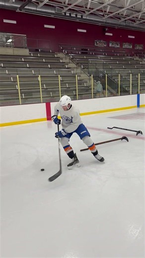 Quick touch hockey sauce passing drill #hockeyiq #hockey #hockeyplaying #icehockey #hockeydrills