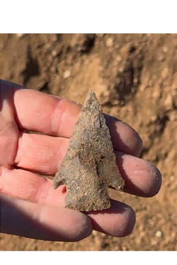 “🔥 Rocky Creek Dig Site Action! 🔥 Watch as this incredible artifact gets pulled straight from the dirt at Texas Pay Digs! 🏺🎯 This is why we dig—the thrill of uncovering perfect pieces of history. You never know what treasures you’ll find next! 🪨✨ 📍 Florence, TX 💻 Book Your Spot Now: TexasPayDigs.net #TexasPayDigs #RockyCreekDig #ArtifactHunting #UnearthHistory #ArrowheadFind #TreasureHunting #DigLife #HistoryInYourHands #artifacts #texaspaydigs