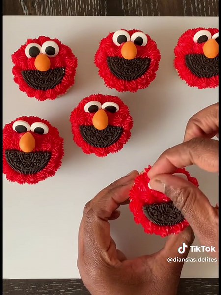 Elmo’s World cupcakes tutorial. #elmosworld #elmocupcakes #elmocupcake #elmoparty #elmobirthday #sesamestreet #sesamestreetbirthdayparty #cupcaketutotrial #nycbirthdayidea #nycbaker #connecticut #waterburyct #middleburyct #diansiasdelites