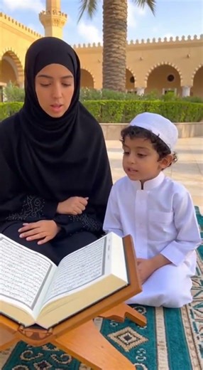 lLook how beautifully the mother is teaching the little child Surah Kafirun, Ma sha Allah.🤲 #viral