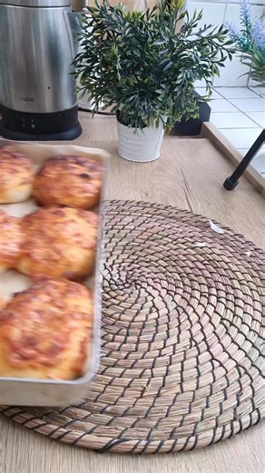 Das sind bestimmt die besten Pizzabrötchen aller Zeiten. Zutaten für den Teig: 1 Kilo Mehl 1 EL Zucker 1 EL Salz 2 EL Öl Ca.. 650 ml Wasser 150 g Geriebener Käse 2 Zehen Knoblauch Zutaten für den Belag: 200 g geriebener Käse 2 EL Tomatenmark Salz, getrockneten Thymian 3 EL Öl Ca. 100 ml Wasser #Essen #food #backen #bakery | Was kommt heute auf den Tisch?