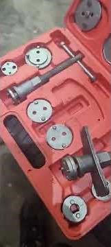 Hyundai Veloster 2011-2018 (2013) DIY Rear pad and rotor change, quick explanation. Keep E brake off