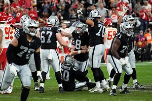 Daniel Carlson hits 60-yard field goal to lift Raiders over Chiefs, 14-12
