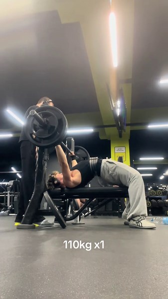 ez comp standart heavy single on a rest day 😝✌️#gym #bench #fyp