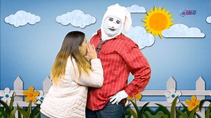 Disfrutamos este martes la sección de #BloopersTvmos de Papy Rabbit y la reina de las regadas, nuestra conductora, Caro Gallardo! TVMOS | TVMOS | Facebook