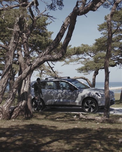 Ώρα για μια έξτρα ώθηση! Τα ενσωματωμένα πλαϊνά σκαλοπάτια του EX90 όχι μόνο αναβαθμίζουν το στυλ σας, αλλά κάνουν και την πρόσβαση στην οροφή του οχήματος πιο άνετη. Κατασκευασμένα από ματ, ανοξείδωτο ατσάλι, διαθέτουν αντιολισθητική προστασία για μέγιστη ασφάλεια. #Volvo #VolvoCyprus #VolvoEX90 | Volvo Car Cyprus