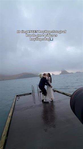 Bryllupsfotograf • Dokumentarisk og tidløs • DK + EU • Hjørdis on Instagram: "Lad os lige slå én ting fast. Jeres bryllupsdag er ikke et styled shoot. Det er ikke content. Det er jeres fucking dag og liv. Og alligevel ser jeg igen og igen fotografer gøre ting, som ødelægger flowet, stemningen og jeres oplevelse. Så her kommer den korte version 👇 🚫 Fortælle jer, hvad I må og ikke må få fotograferet Det er jeres dag. Ikke fotografens kreative projekt. 🚫 Presse jer til billeder, når I har brug f