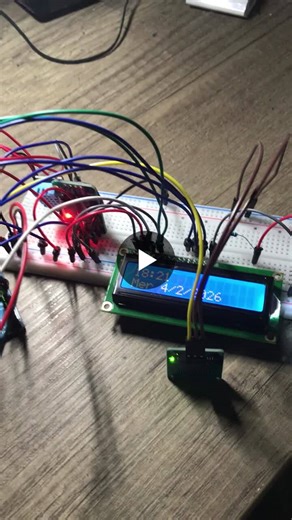 Petite démonstration vidéo:Conception d’une horloge/capteur d’humidité et de température Comment ça fonctionne?Un appui sur le touch sensor me permet de basculer entre le mode horloge et le… | Nathan Sainte rose